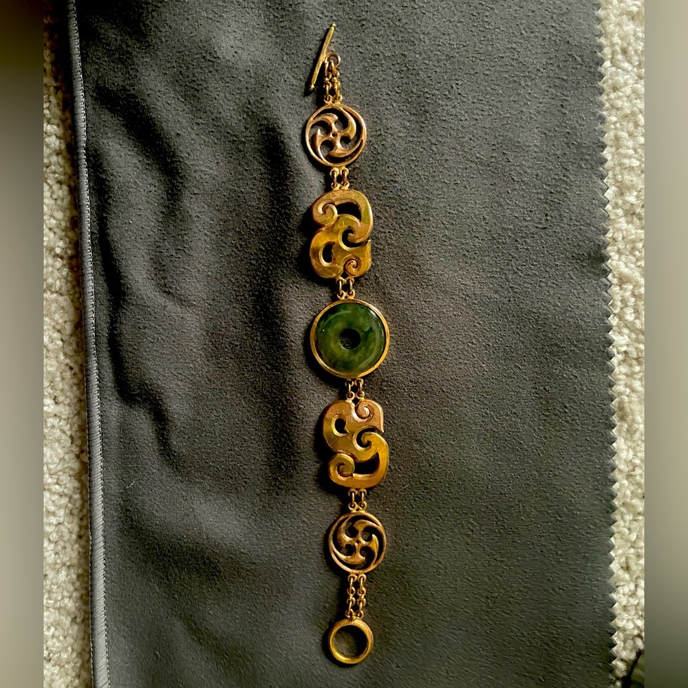 14K gold vintage bracelet with Green Jade .